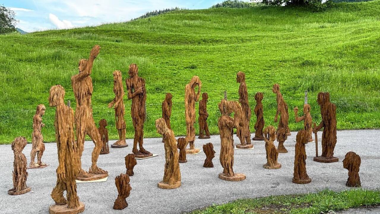 Der Bildhauer Andreas Kuhnlein lädt mit seinen expressiven Skulpturen ein, darüber nachzudenken: „Was hindert uns, was hilft uns, wirklich aufzubrechen?“ Der Bildhauer Andreas Kuhnlein lädt mit seinen expressiven Skulpturen ein, darüber nachzudenken: „Was hindert uns, was hilft uns, wirklich aufzubrechen?“