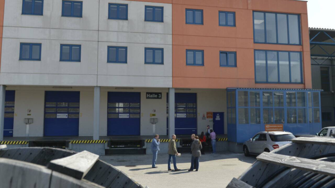 Aus einer Lagerhalle wurden 2012 tausende Smartphones geraubt 