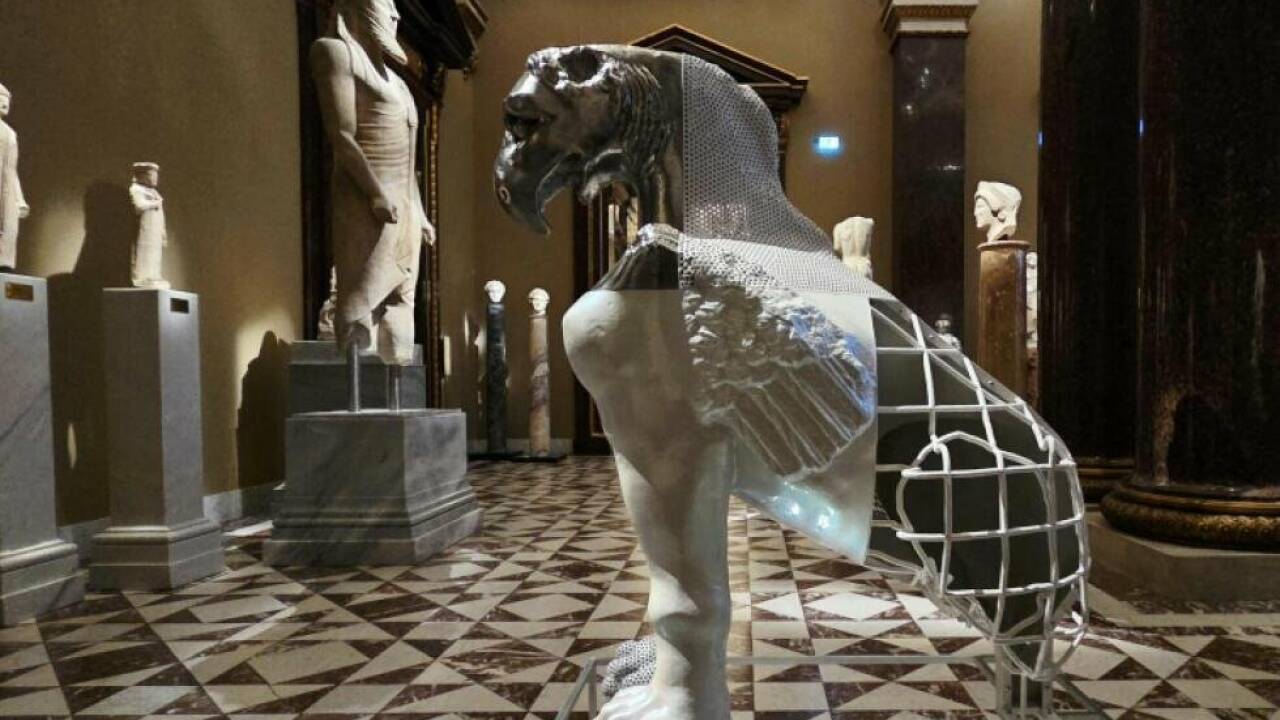 Ein Ungleicher unter Gleichen: Oliver Larics Sphinx mit Greifenkopf 