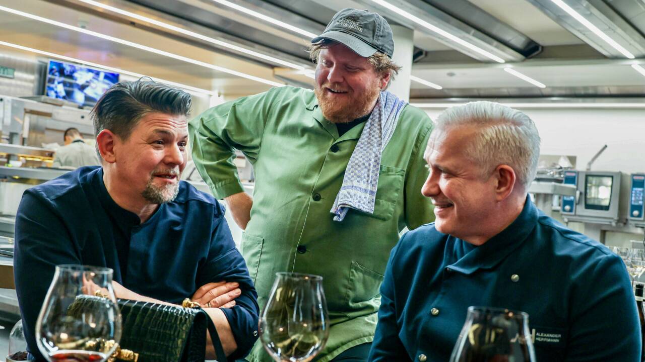 Tim Mälzer mit Lukas Mraz und Alexander Herrmann am Chef’s Table in der Küche des Restaurants Ikarus. 