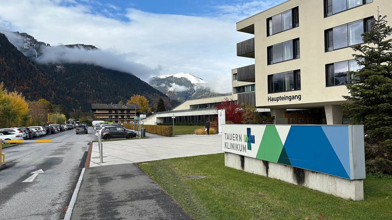 Das Tauernklinikum in Zell am See mit dem Besucherparkplatz. Das Tauernklinikum in Zell am See mit dem Besucherparkplatz.