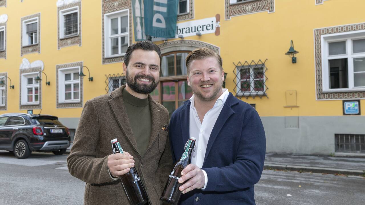 Der 34-jährige Stephan Gassner (l.), Geschäftsführer der Gassner Gastronomie, und der 38-jährige Felix Gmachl, Geschäftsführer der Weißbierbrauerei, freuen sich auf die Zusammenarbeit. Der 34-jährige Stephan Gassner (l.), Geschäftsführer der Gassner Gastronomie, und der 38-jährige Felix Gmachl, Geschäftsführer der Weißbierbrauerei, freuen sich auf die Zusammenarbeit.