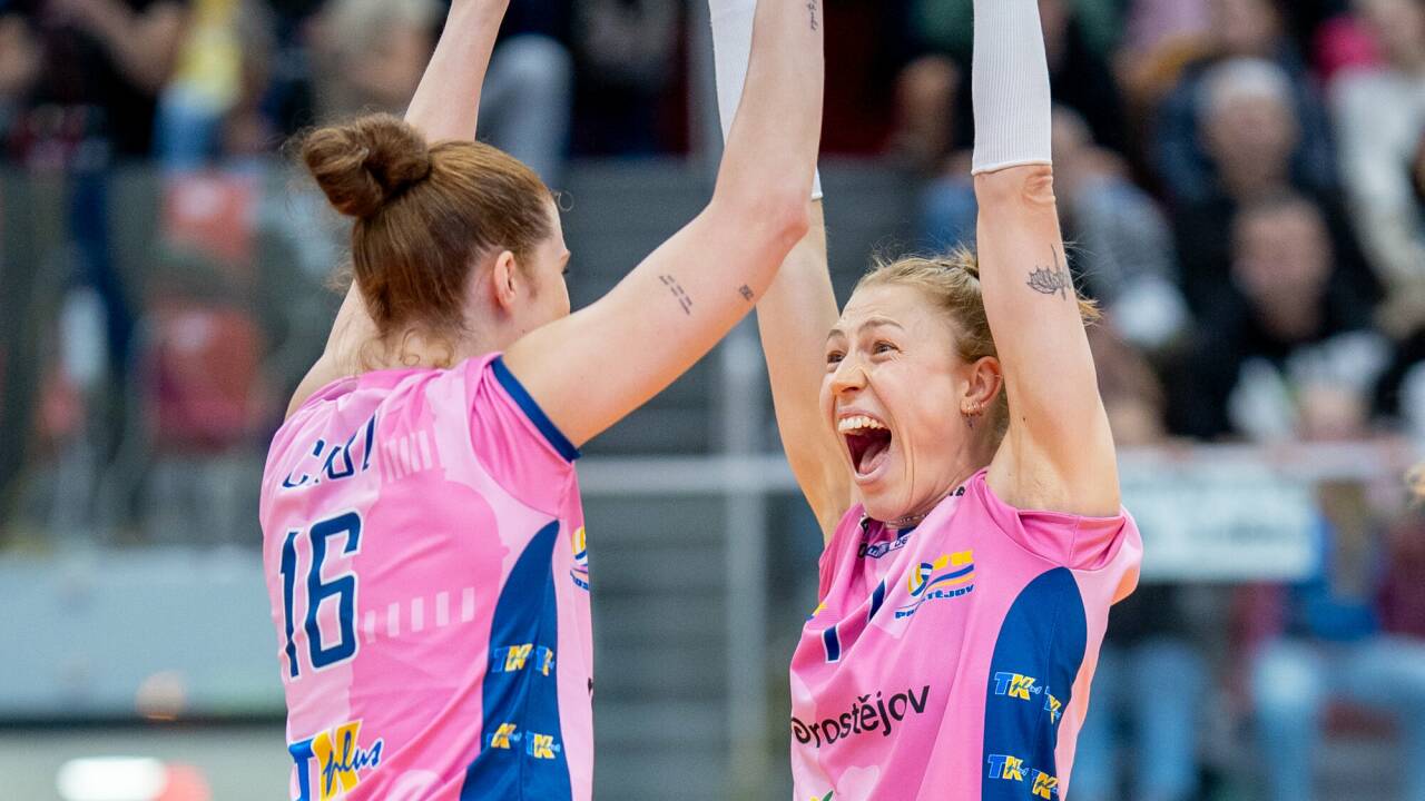 Victoria Deisl (rechts) hat Spaß in Prostějov.  