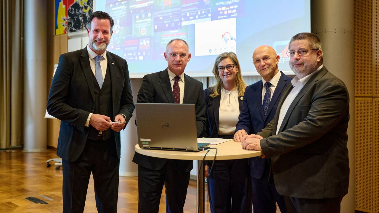 Andreas Holzer (Leiter des Bundeskriminalamts), Innenminister Gerhard Karner (ÖVP), Astrid Holzer (Rektorin HAK Floridsdorf), Herbert Giegerl (Rektor HAK Tamsweg), Peter Hofbauer (Rektor HAK Horn). 