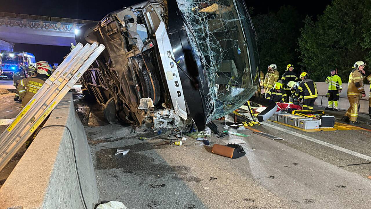 Ein Reisebus war in der Nacht auf den 11. Mai 2024 auf der Westautobahn bei Thalgau gegen eine Betonleitwand geprallt und umgestürzt. 