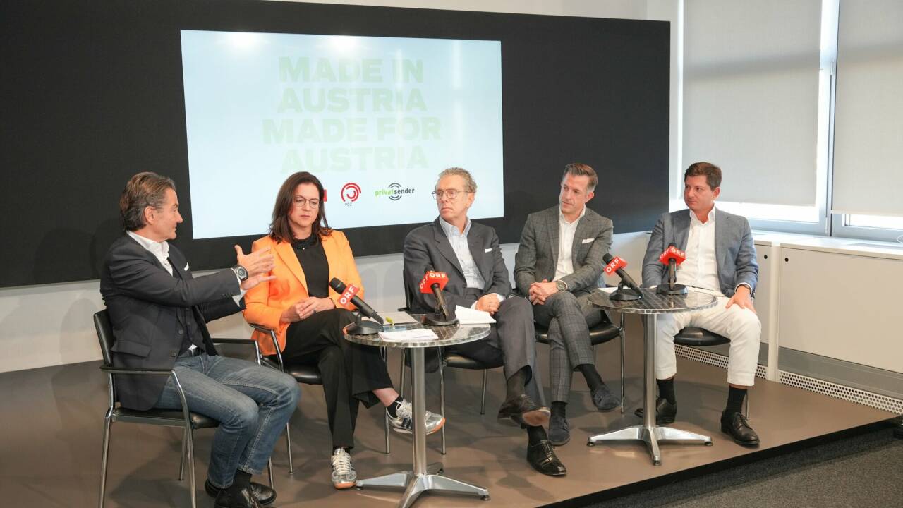 ORF, VÖP und VÖZ vertiefen die Zusammenarbeit beim ersten Future Day des ORF-Stiftungsrats. Im Bild von links nach rechts: ORF-Generaldirektor Roland Weißmann, Corinna Drumm, Geschäftsführerin des Verbands Österreichischer Privatsender (VÖP), ORF-Stiftungsratsvorsitzender Heinz Lederer, stellvertretender ORF-Stiftungsratsvorsitzender Gregor Schütze, Maximilian Dasch (Präsident des Verbands Österreichischer Zeitungen).  