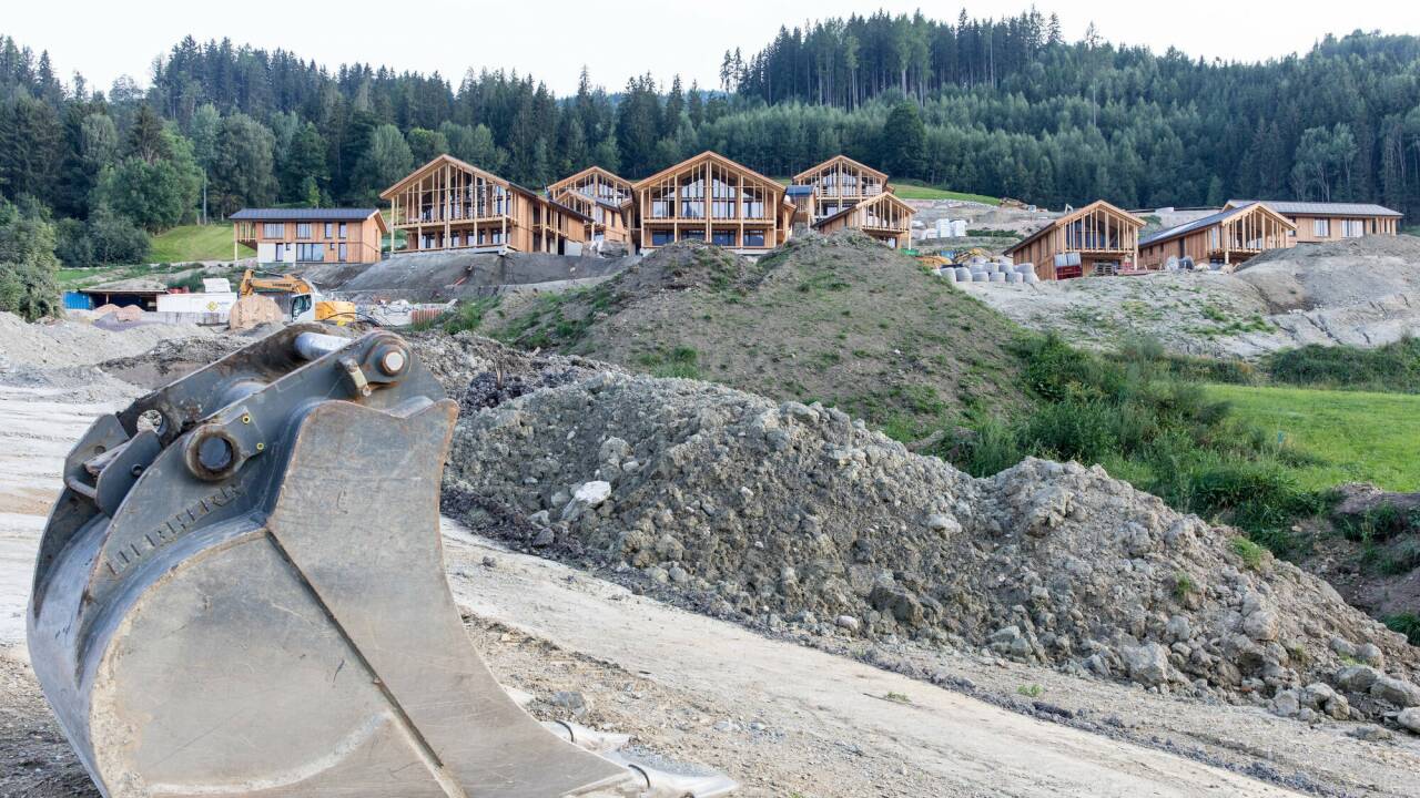Bau eines umstrittenen Chaletdorfs in Haus im Ennstal – Foto laut Joachim Lindner von „Der Ennstaler“ frei verwendbar Zweitwohnsitze Chalet Bau eines umstrittenen Chaletdorfs in Haus im Ennstal – Foto laut Joachim Lindner von „Der Ennstaler“ frei verwendbar Zweitwohnsitze Chalet