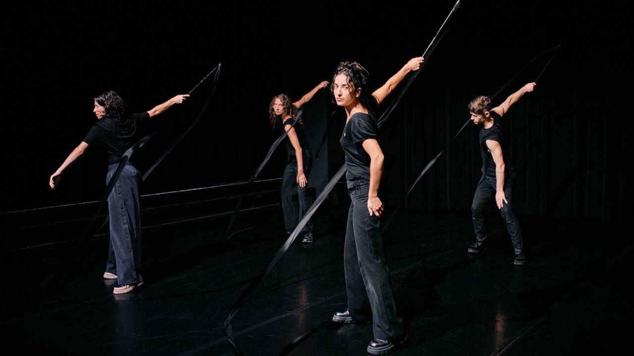 Back in black: Szene aus „Rauschen“ im Toihaus. Back in black: Szene aus „Rauschen“ im Toihaus.