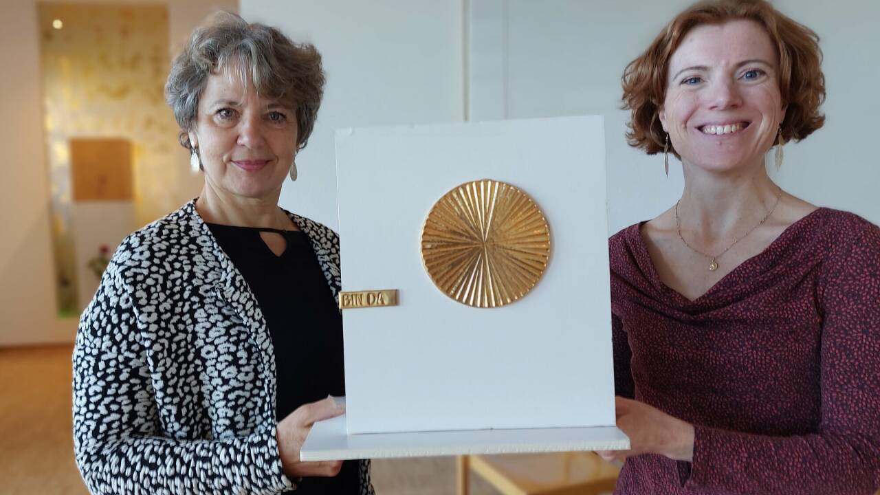 Maria Schwarzmann (Leiterin des Liturgiekreises und Wortgottesfeier-Leiterin) und Pastoralassistentin Nicole Endres mit dem Modell von Bruder Thomas Hessler (Leiter Kloster Gut Aich). Maria Schwarzmann (Leiterin des Liturgiekreises und Wortgottesfeier-Leiterin) und Pastoralassistentin Nicole Endres mit dem Modell von Bruder Thomas Hessler (Leiter Kloster Gut Aich).