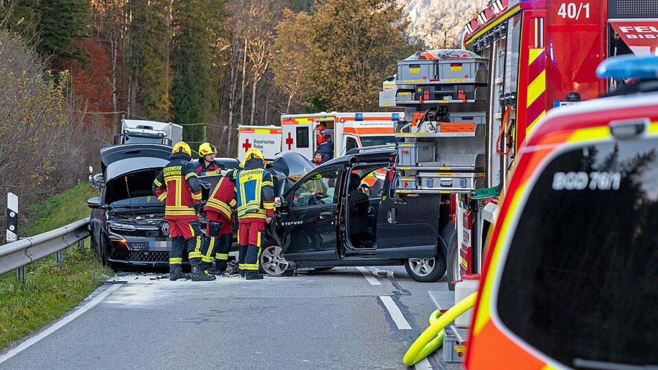 Zahlreiche Rettungs- und Feuerwehrkräfte waren am Unfallort. Zahlreiche Rettungs- und Feuerwehrkräfte waren am Unfallort.