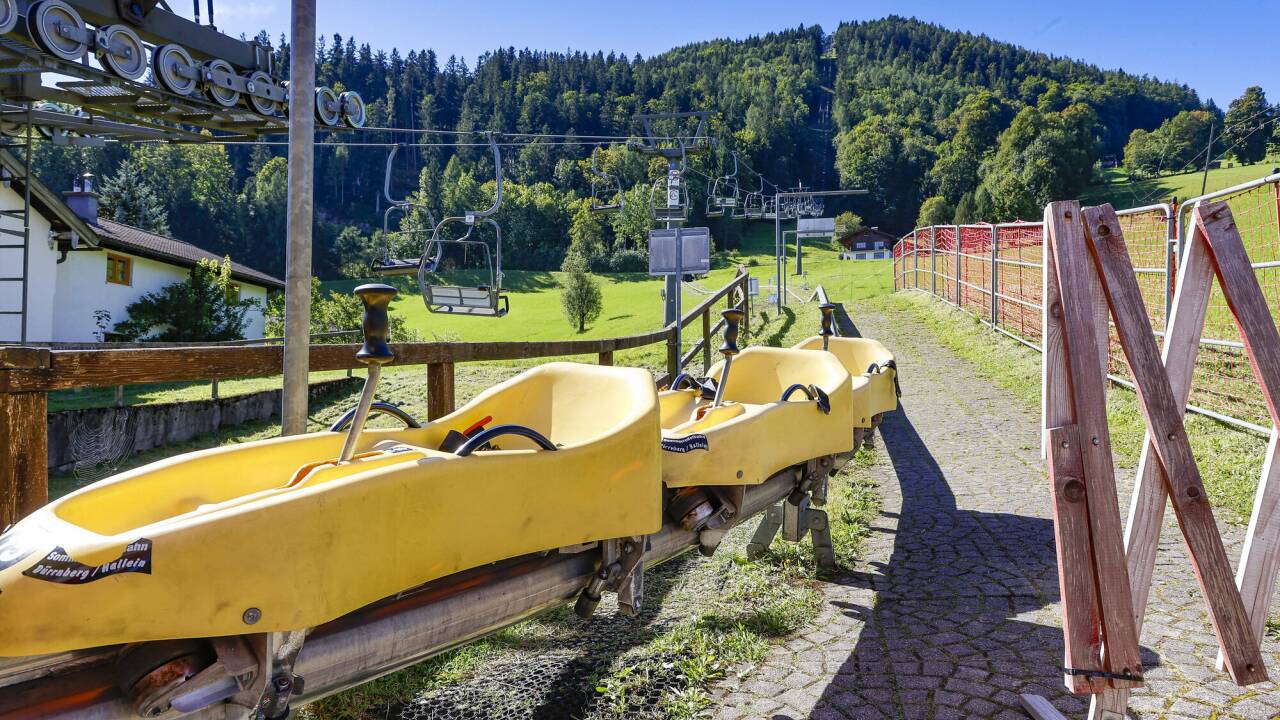Die Konzession für den Doppelsessellift läuft 2027 aus. Die Schlitten für die Sommerrodelbahn wiegen 40 Kilogramm und müssen derzeit händisch auf die Sessel gehoben werden. Das könnte ein arbeitsrechtliches Problem werden. Die Konzession für den Doppelsessellift läuft 2027 aus. Die Schlitten für die Sommerrodelbahn wiegen 40 Kilogramm und müssen derzeit händisch auf die Sessel gehoben werden. Das könnte ein arbeitsrechtliches Problem werden.