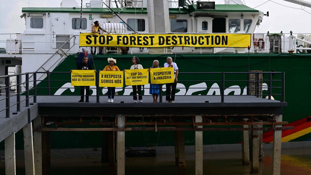 Vertreter von Indigenen-Gruppen protestierten gemeinsam mit Greenpeace vor Beginn des Klimagipfels in Belém vor dem Greenpeace-Schiff „Rainbow Warrior“ für strengeren Klimaschutz und gegen die weitere Abholzung des Regenwaldes. Vertreter von Indigenen-Gruppen protestierten gemeinsam mit Greenpeace vor Beginn des Klimagipfels in Belém vor dem Greenpeace-Schiff „Rainbow Warrior“ für strengeren Klimaschutz und gegen die weitere Abholzung des Regenwaldes.