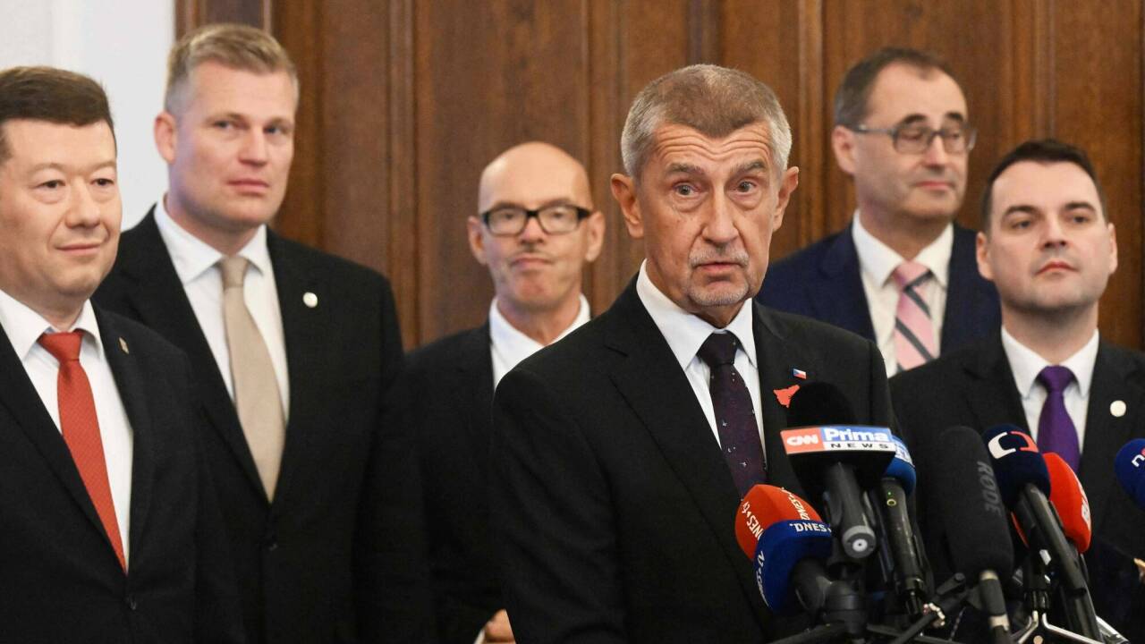 Der Vorsitzende der tschechischen ANO-Partei und Ministerpräsidentenkandidat Andrej Babiš (3. v. r.) kurz nach der Unterzeichnung des neuen Koalitionsabkommens mit dem SPD-Vorsitzenden Tomio Okamura (l.) und dem Vorsitzenden der Partei „Autofahrer für sich selbst“, Petr Macinka (r.). Der Vorsitzende der tschechischen ANO-Partei und Ministerpräsidentenkandidat Andrej Babiš (3. v. r.) kurz nach der Unterzeichnung des neuen Koalitionsabkommens mit dem SPD-Vorsitzenden Tomio Okamura (l.) und dem Vorsitzenden der Partei „Autofahrer für sich selbst“, Petr Macinka (r.).