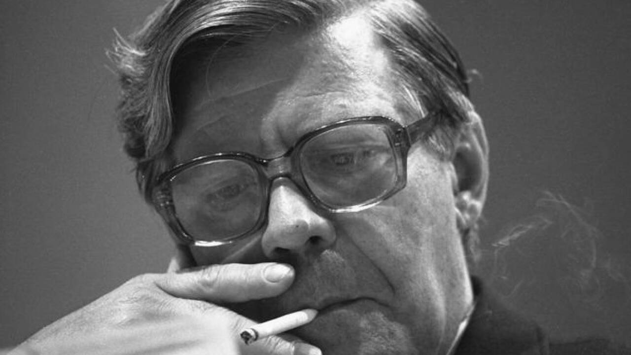 2015: Der frühere deutsche Bundeskanzler Helmut Schmidt ist tot. Der Sozialdemokrat stirbt im Alter von 96 Jahren in seiner Heimatstadt Hamburg. Schmidt war von 1974 und bis 1982 Bundeskanzler. Er war unter anderem mit der weltweiten Ölkrise in den 1970er-Jahren und dem Kampf gegen den Terrorismus der „Roten Armee-Fraktion“ konfrontiert. 