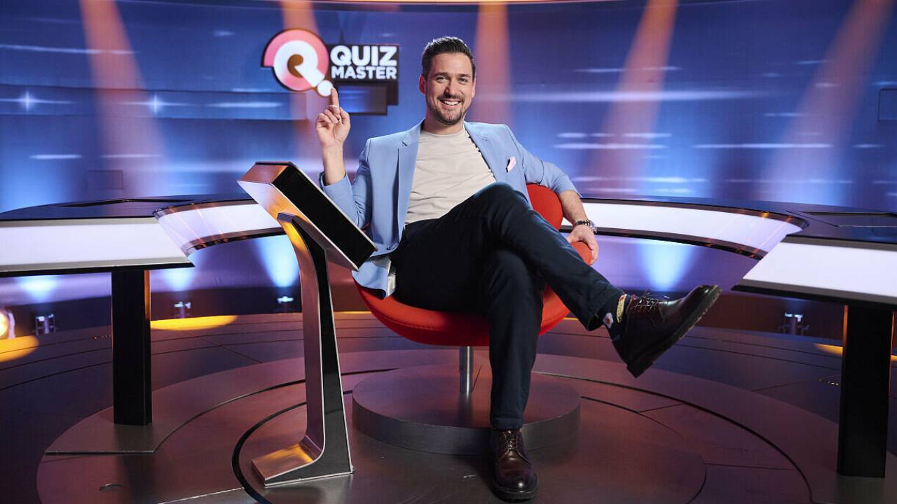 Andreas Moravec moderiert die Sendung „Quizmaster“. 