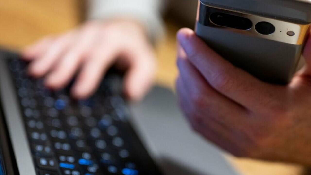 Onlinebetrüger brachten die Frau dazu, ihre Wohnung zu kündigen Onlinebetrüger brachten die Frau dazu, ihre Wohnung zu kündigen