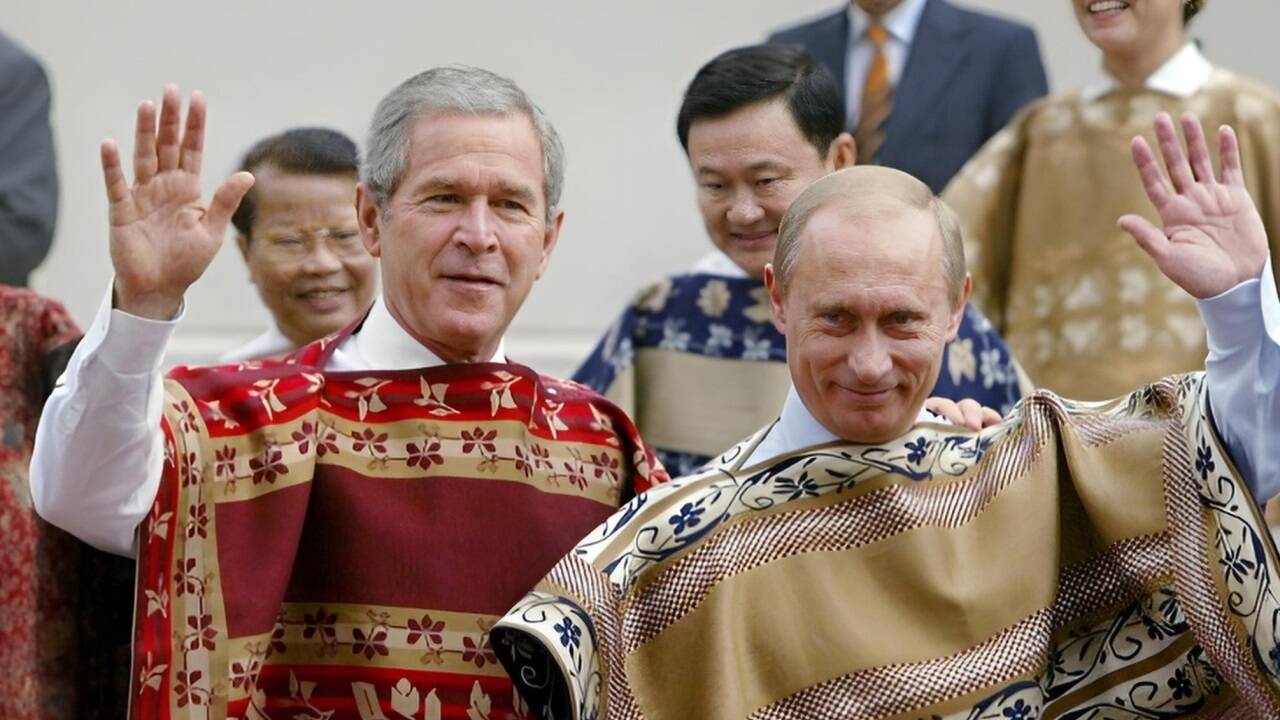Bush mit Wladimir Putin bei einem Gipfel in Chile, 2004. Bush mit Wladimir Putin bei einem Gipfel in Chile, 2004.