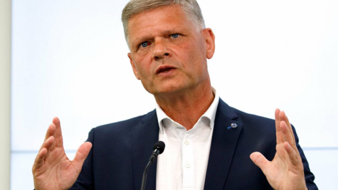 Hanger bei einer Pressekonferenz im Sommer Hanger bei einer Pressekonferenz im Sommer