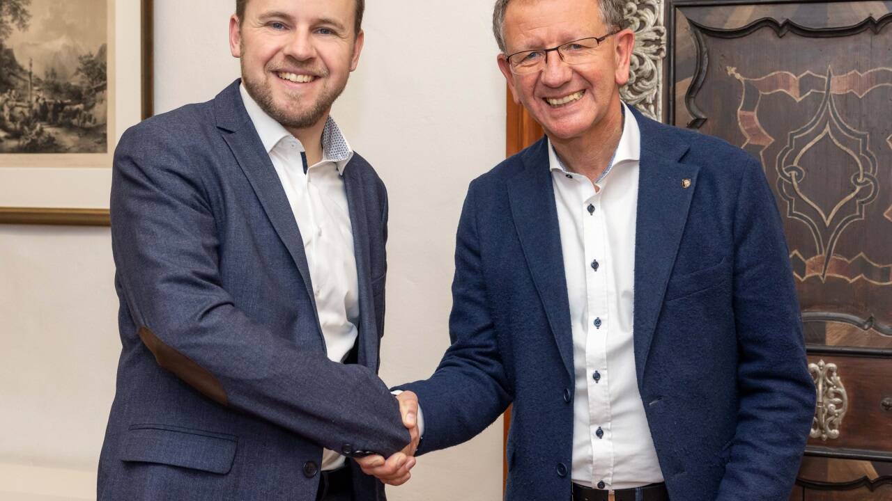 Die Übergabe ist geschafft: Der neue Aufsichtsrat in der zukünftigen Gesundheitsholding und Leiter der Finanzabteilung in der Stadtgemeinde Zell am See Rupert Machreich mit Bürgermeister Andreas Wimmreuter Die Übergabe ist geschafft: Der neue Aufsichtsrat in der zukünftigen Gesundheitsholding und Leiter der Finanzabteilung in der Stadtgemeinde Zell am See Rupert Machreich mit Bürgermeister Andreas Wimmreuter