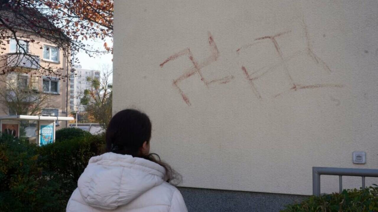 Rund 50 Autos, einige Postkästen und Hauswände mit Blut beschmiert 