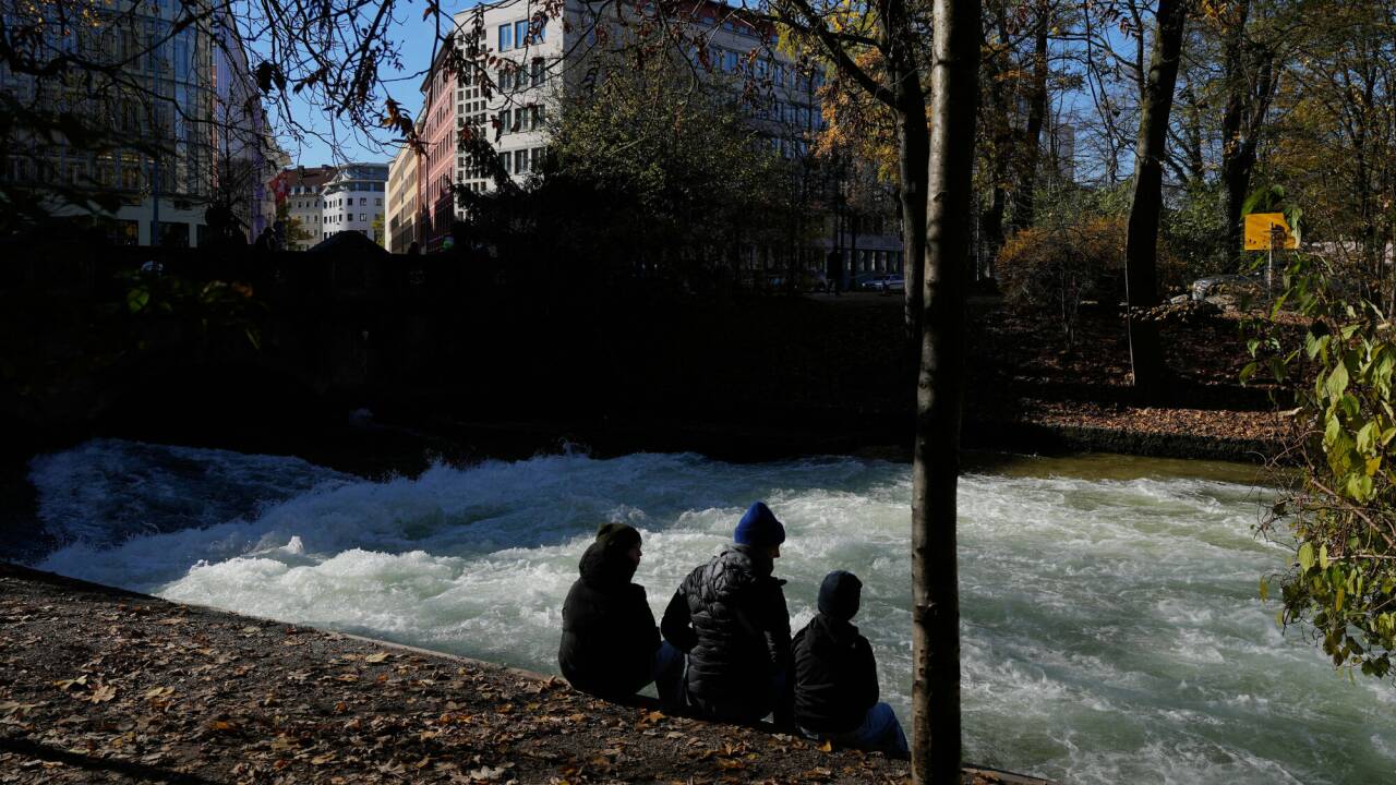 Keine Surfer im Eisbach: Nach der Bachauskehr wird die Welle in München sehnsüchtig vermisst. Keine Surfer im Eisbach: Nach der Bachauskehr wird die Welle in München sehnsüchtig vermisst.