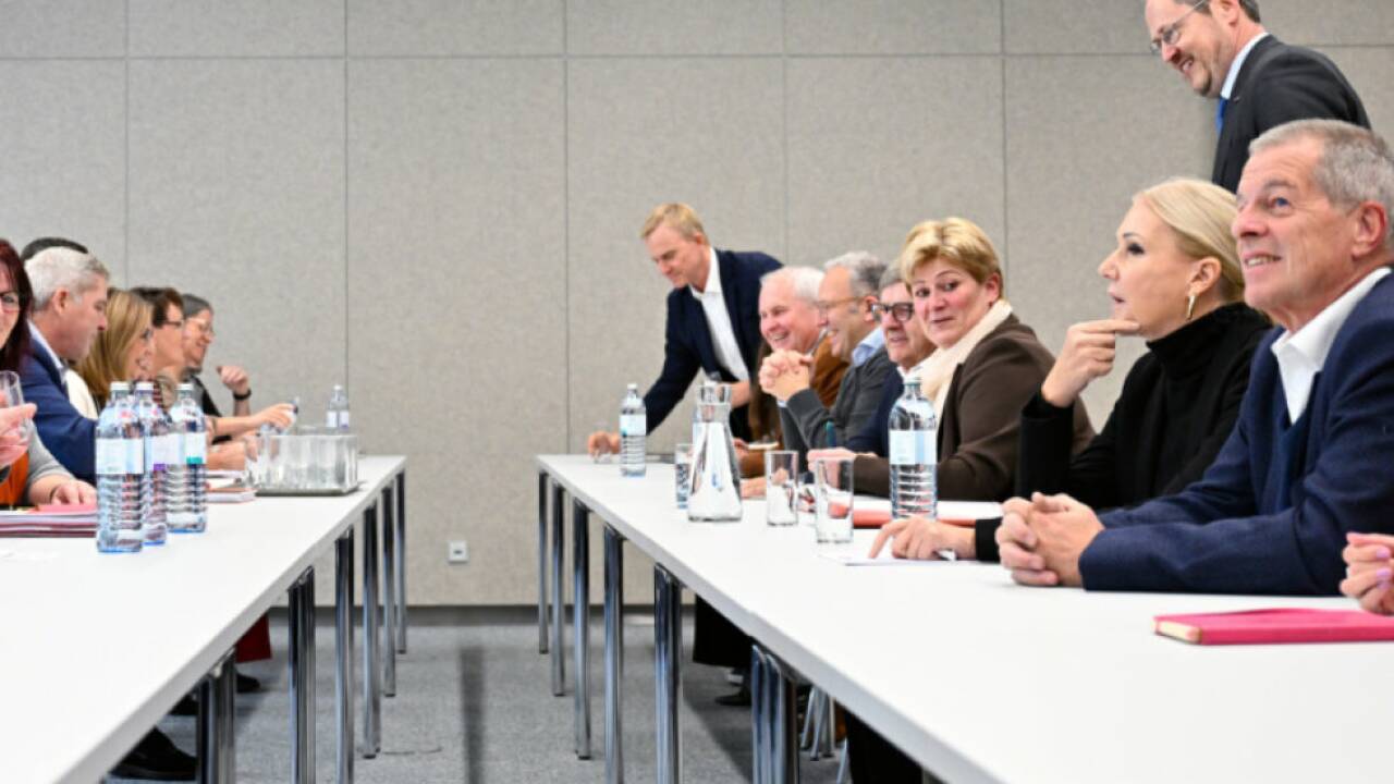 Seit Donnerstagmittag verhandeln Gewerkschaft und Wirtschaftskammer Seit Donnerstagmittag verhandeln Gewerkschaft und Wirtschaftskammer