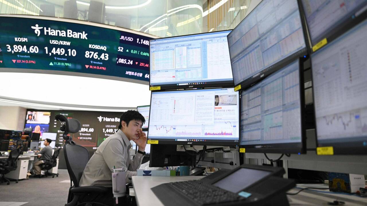 Auch in Asien - im Bild ein Devisenhandelsraum in der Zentrale der Hana Bank in Seoul - fielen Aktien diese Woche aufgrund von Befürchtungen einer Überbewertung von KI-Unternehmen. Die Chip-Giganten Samsung und SK hynix verloren jeweils über fünf Prozent. Auch in Asien - im Bild ein Devisenhandelsraum in der Zentrale der Hana Bank in Seoul - fielen Aktien diese Woche aufgrund von Befürchtungen einer Überbewertung von KI-Unternehmen. Die Chip-Giganten Samsung und SK hynix verloren jeweils über fünf Prozent.