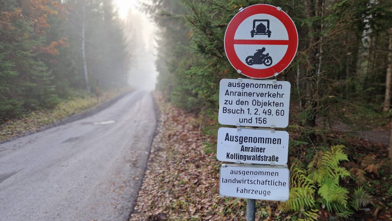Die Beschilderung im Kollingwald zwischen Ritzensee und Bsuch. Durchfahren dürfen nur wenige, aber das Verbot wird immer wieder gern ignoriert. Nicht zuletzt, wenn es mal schnell gehen muss. Die Beschilderung im Kollingwald zwischen Ritzensee und Bsuch. Durchfahren dürfen nur wenige, aber das Verbot wird immer wieder gern ignoriert. Nicht zuletzt, wenn es mal schnell gehen muss.