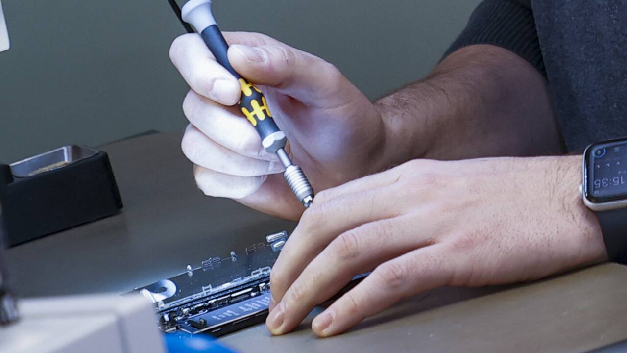 Beim Nachfolgemodell des Reparaturbonus wird das Reparieren von Handys nicht mehr von der öffentlichen Hand gefördert (Symbolbild). Beim Nachfolgemodell des Reparaturbonus wird das Reparieren von Handys nicht mehr von der öffentlichen Hand gefördert (Symbolbild).