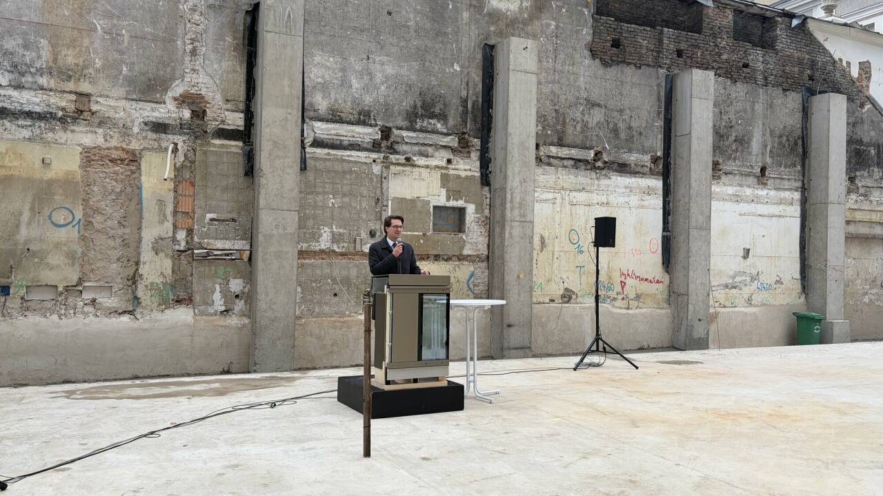 Im Hinterhof, wo das Festspielzentrum wächst: Festspiele-Geschäftsführer Lukas Crepaz Im Hinterhof, wo das Festspielzentrum wächst: Festspiele-Geschäftsführer Lukas Crepaz