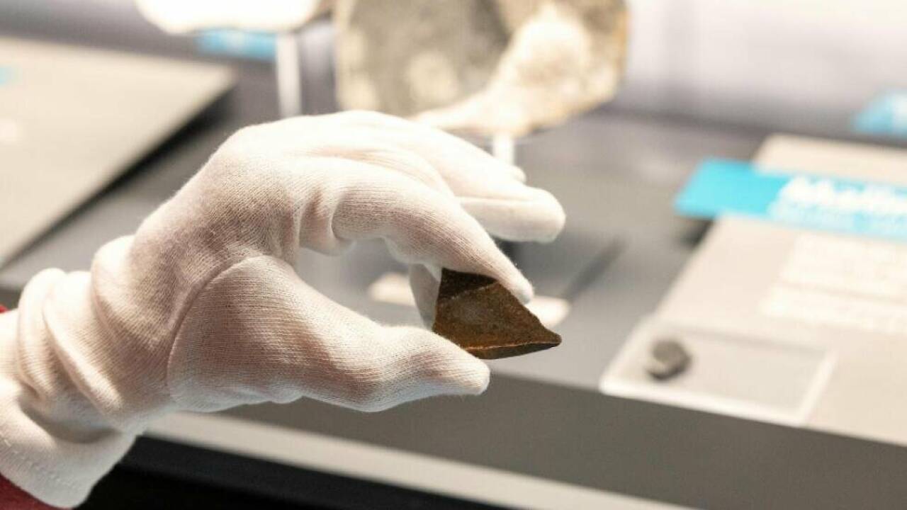 "Repräsentative Scheibe" und Nachbildung von "Mallnitz-Meteorit" in NHM zu sehen 'Repräsentative Scheibe' und Nachbildung von 'Mallnitz-Meteorit' in NHM zu sehen