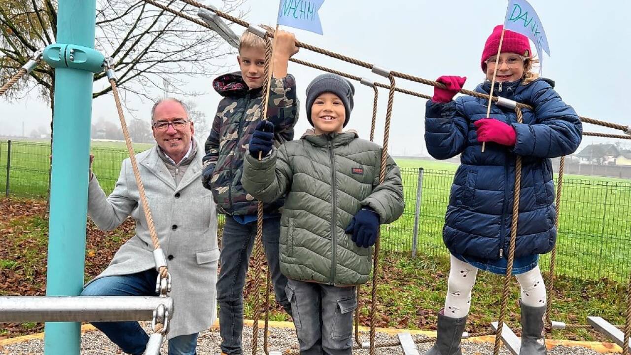 Nach fast drei Jahren Wartezeit können sich die Neualmer Kinder nun über neue Spielgeräte freuen. „Jetzt ist es ein Spielplatz, der den Namen auch verdient“, meint Bgm. Stangassinger (r.). Nach fast drei Jahren Wartezeit können sich die Neualmer Kinder nun über neue Spielgeräte freuen. „Jetzt ist es ein Spielplatz, der den Namen auch verdient“, meint Bgm. Stangassinger (r.).