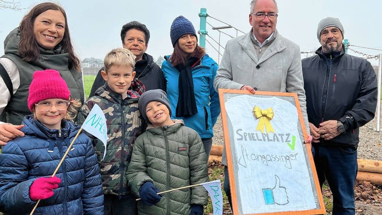 Mit 200 Unterschriften und selbst gebastelten T-Shirts hatten die Kinder versucht, die Aufmerksamkeit des Bürgermeisters zu bekommen – mit Erfolg. Mit 200 Unterschriften und selbst gebastelten T-Shirts hatten die Kinder versucht, die Aufmerksamkeit des Bürgermeisters zu bekommen – mit Erfolg.