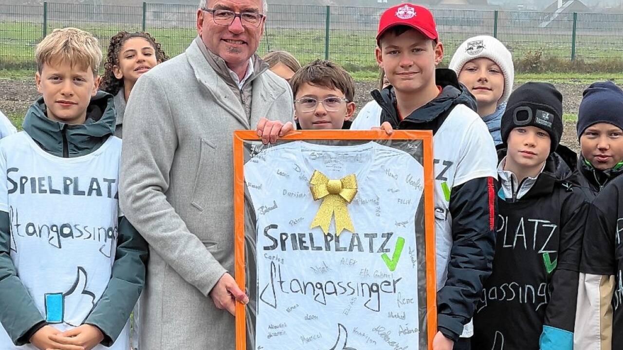 Mit 200 Unterschriften und selbst gebastelten T-Shirts hatten die Kinder versucht, die Aufmerksamkeit des Bürgermeisters zu bekommen – mit Erfolg. Mit 200 Unterschriften und selbst gebastelten T-Shirts hatten die Kinder versucht, die Aufmerksamkeit des Bürgermeisters zu bekommen – mit Erfolg.