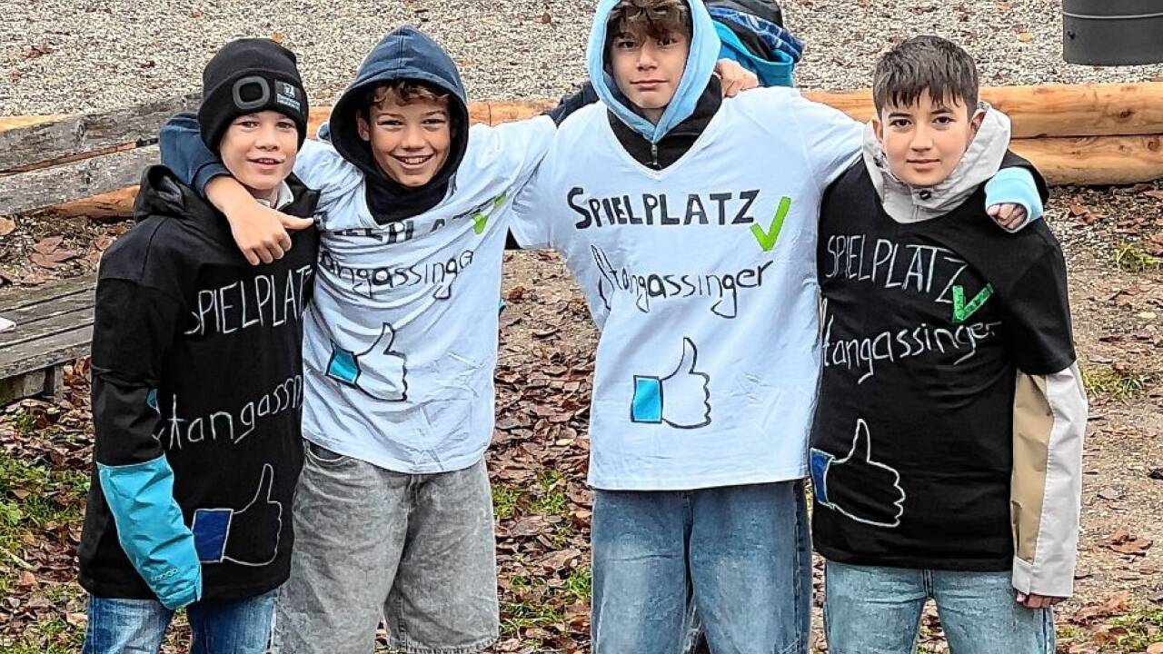 Mit 200 Unterschriften und selbst gebastelten T-Shirts hatten die Kinder versucht, die Aufmerksamkeit des Bürgermeisters zu bekommen – mit Erfolg. Mit 200 Unterschriften und selbst gebastelten T-Shirts hatten die Kinder versucht, die Aufmerksamkeit des Bürgermeisters zu bekommen – mit Erfolg.