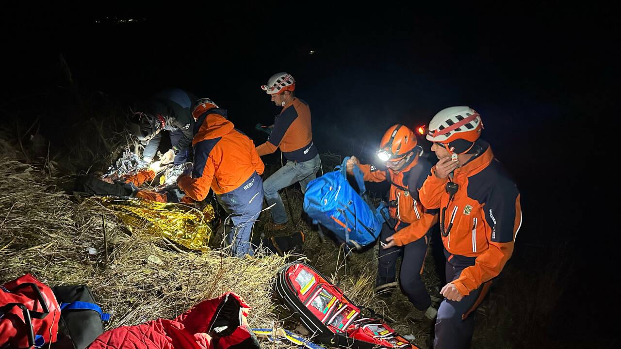 Am Schmittenstein (1.695 Meter) in der Salzburger Osterhorngruppe ist am Donnerstag ein 15-jähriger Jugendlicher rund 100 Meter über steiles felsdurchsetztes Gelände abgestürzt. Am Schmittenstein (1.695 Meter) in der Salzburger Osterhorngruppe ist am Donnerstag ein 15-jähriger Jugendlicher rund 100 Meter über steiles felsdurchsetztes Gelände abgestürzt.