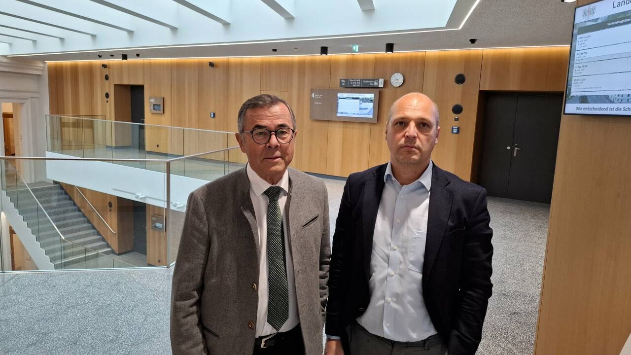 Ex-Kammeramtsdirektor und Kläger Nikolaus Lienbacher (l.) und sein Rechtsanwalt Peter Huber vor Beginn des Prozesses. Ex-Kammeramtsdirektor und Kläger Nikolaus Lienbacher (l.) und sein Rechtsanwalt Peter Huber vor Beginn des Prozesses.