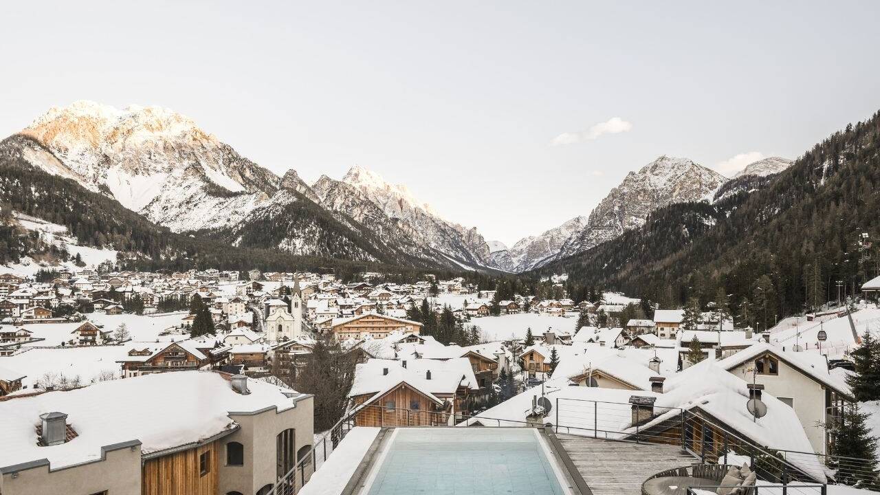 Das Excelsior Dolomites Life Resort ist es ist ein Winterrefugium, in dem Sport, Genuss und Entspannung auf höchstem Niveau verschmelzen. Das Excelsior Dolomites Life Resort ist es ist ein Winterrefugium, in dem Sport, Genuss und Entspannung auf höchstem Niveau verschmelzen.