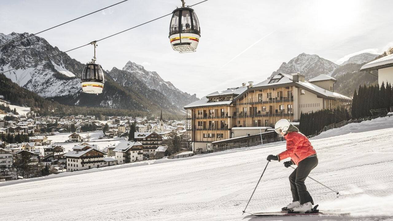 Das Excelsior Dolomites Life Resort ist es ist ein Winterrefugium, in dem Sport, Genuss und Entspannung auf höchstem Niveau verschmelzen. Das Excelsior Dolomites Life Resort ist es ist ein Winterrefugium, in dem Sport, Genuss und Entspannung auf höchstem Niveau verschmelzen.
