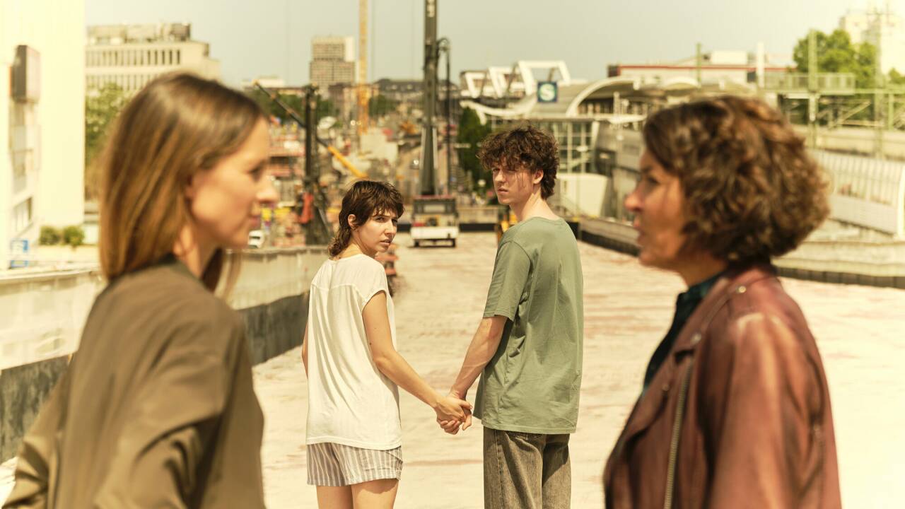 Auf der Baustelle einer Ludwigshafener Brücke treffen Nisha (Amina Merai) und Mike (Jeremias Meyer) auf Lena Odenthal (Ulrike Folkerts) und Johanna Stern (Lisa Bitter). Auf der Baustelle einer Ludwigshafener Brücke treffen Nisha (Amina Merai) und Mike (Jeremias Meyer) auf Lena Odenthal (Ulrike Folkerts) und Johanna Stern (Lisa Bitter).