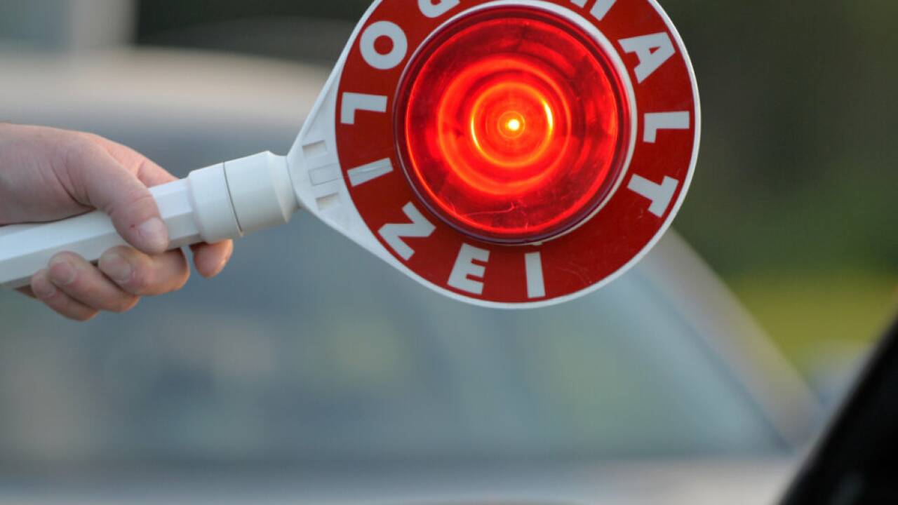 Die Polizei stoppte in Straßwalchen einen desolaten Klein-Lkw. Die Polizei stoppte in Straßwalchen einen desolaten Klein-Lkw.