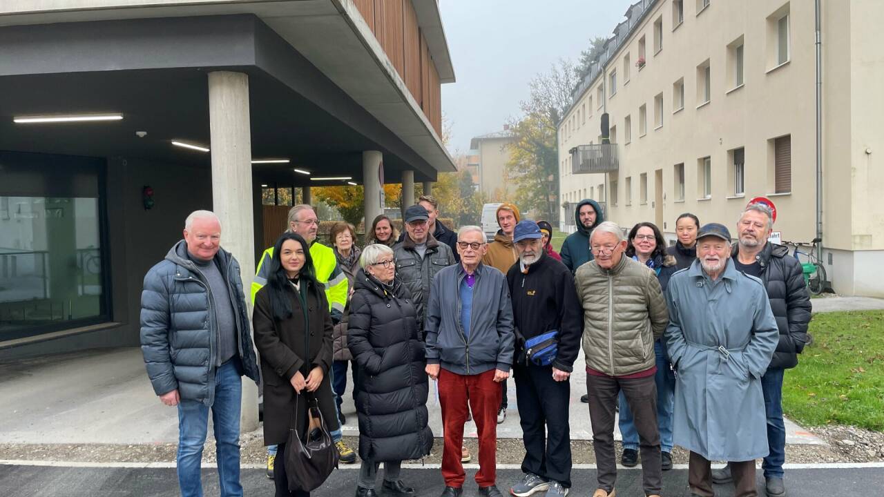 Anrainer der General-Keyes-Straße laufen gegen die Neugestaltung Sturm. Ganz links: Vizebürgermeister Florian Kreibich. Anrainer der General-Keyes-Straße laufen gegen die Neugestaltung Sturm. Ganz links: Vizebürgermeister Florian Kreibich.