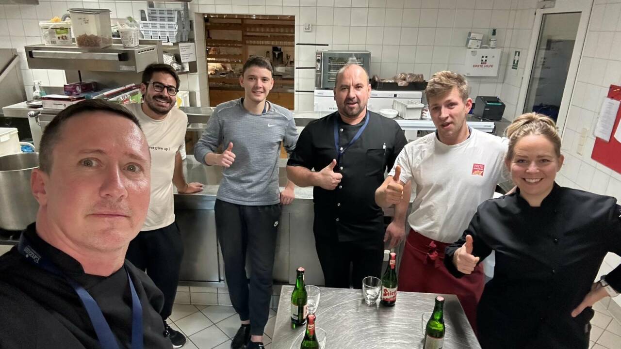 Fünf Länder in einer Küche: Küchenchef Ervin und Chef de Partie Ferenc (Ungarn), Souschefin Tuuli (Finnland), Abwäscher Marko (Kroatien), Küchenhilfe Evangelos (Griechenland), Chef de Partie Miroslav (Slowakei). Fünf Länder in einer Küche: Küchenchef Ervin und Chef de Partie Ferenc (Ungarn), Souschefin Tuuli (Finnland), Abwäscher Marko (Kroatien), Küchenhilfe Evangelos (Griechenland), Chef de Partie Miroslav (Slowakei).