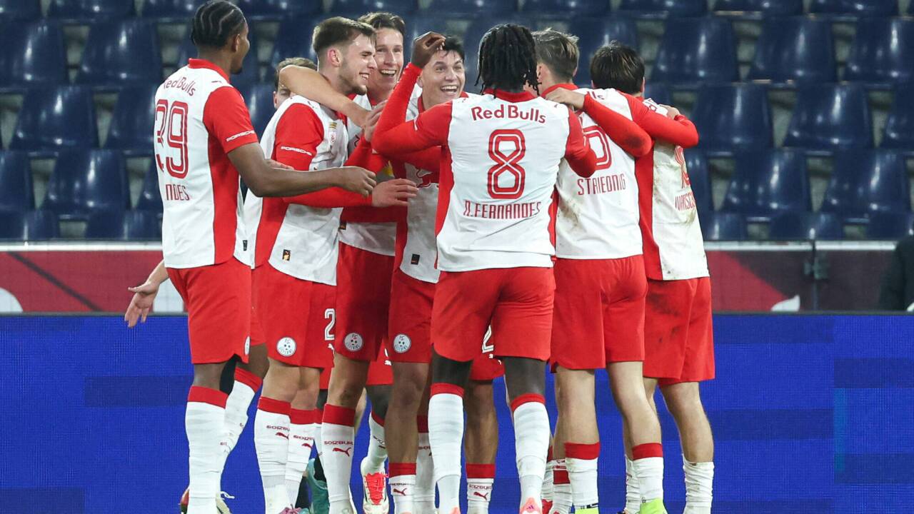 Die Talente von Red Bull Salzburg feiern Jakob Brandtners Freistoßtreffer zum 3:0. Die Talente von Red Bull Salzburg feiern Jakob Brandtners Freistoßtreffer zum 3:0.