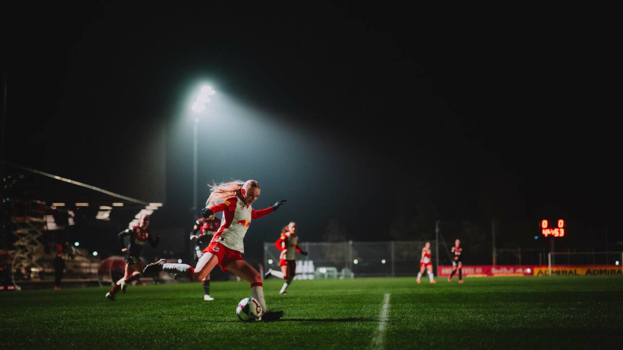 Im Rampenlicht der Akademie Liefering standen die Spielerinnen von Red Bull Salzburg am Freitagabend. 