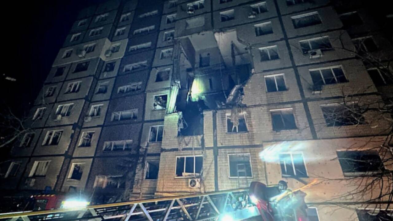 Russische Drohne traf Wohnhaus in Dnipro: Eine Tote und elf Verletzte 