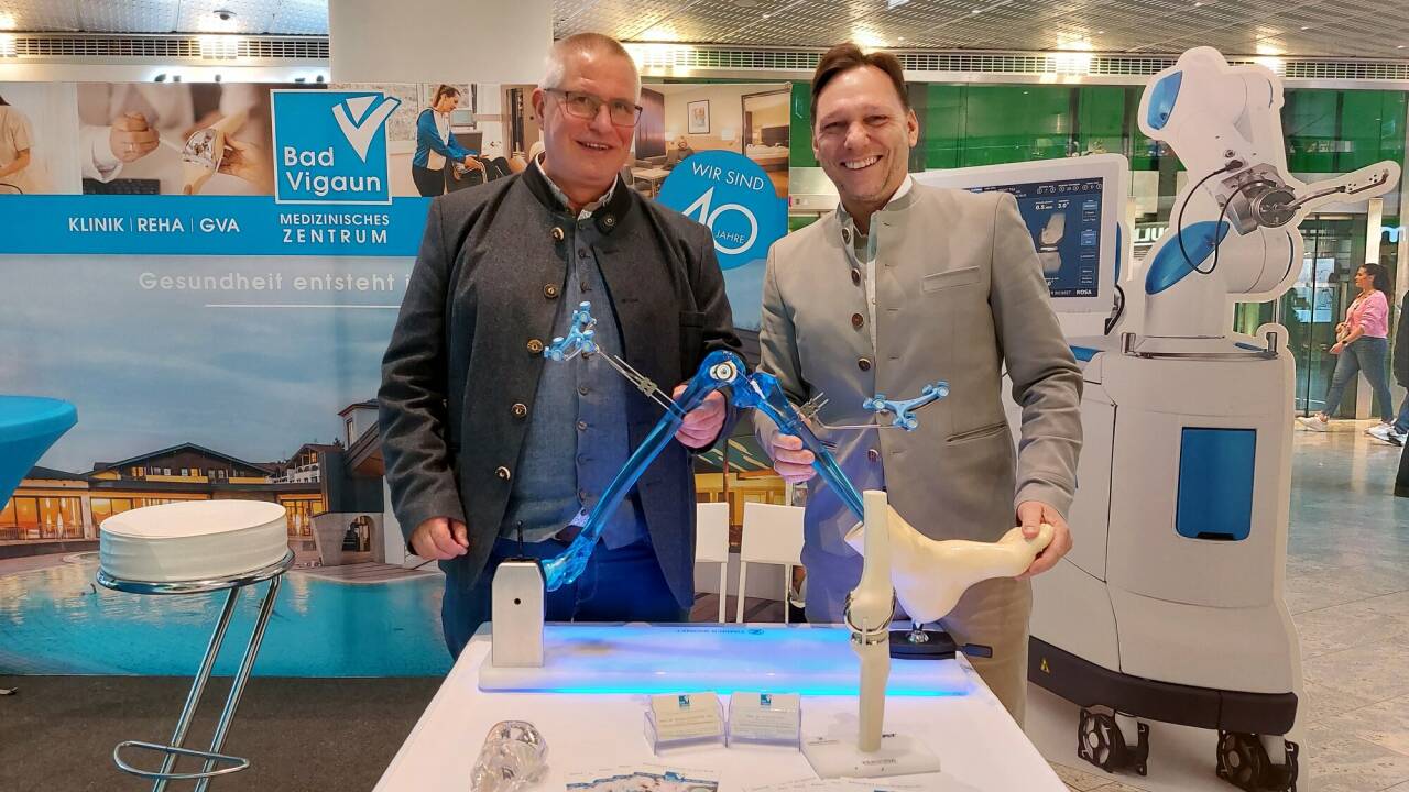 Robotertechnologie hilft bei der Knie-OP. Im Bild: Primar Hildebert Hutt und Klinikleiter Primar Thomas Hofstädter vom Medizinischen Zentrum Bad Vigaun beim SN-Gesundheitstag im Salzburger Europark. 
