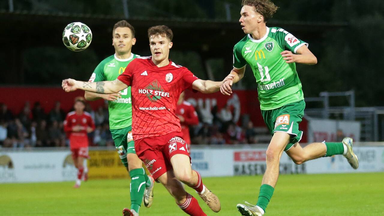 Lukas Brückler (rot) erzielte auch gegen Bischofshofen den Siegtreffer in der Regionalliga West. 