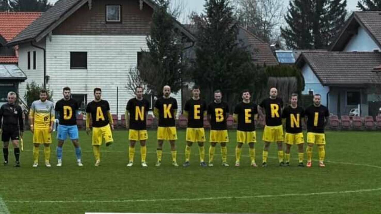 Bernhard Rösslhuber (links als Kapitän) wurde von seinen Teamkollegen verabschiedet. Bernhard Rösslhuber (links als Kapitän) wurde von seinen Teamkollegen verabschiedet.