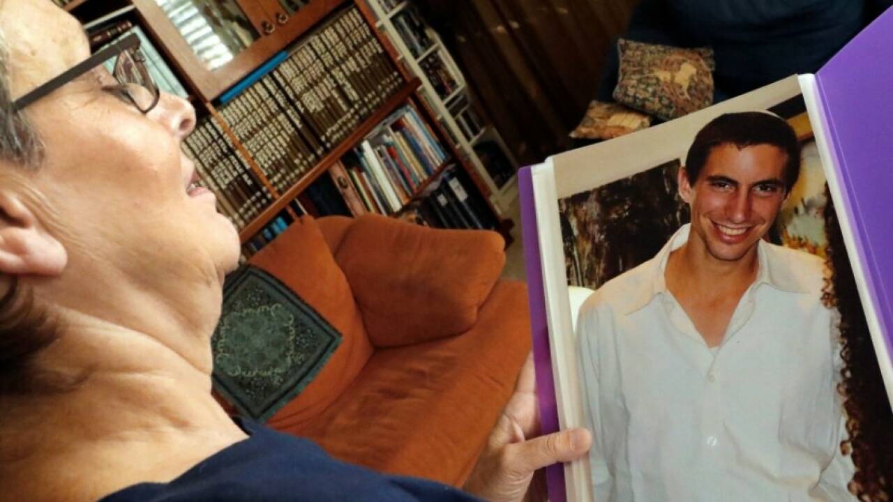 Mutter von 2014 getötetem israelischen Soldaten Hadar Goldin mit Foto Mutter von 2014 getötetem israelischen Soldaten Hadar Goldin mit Foto